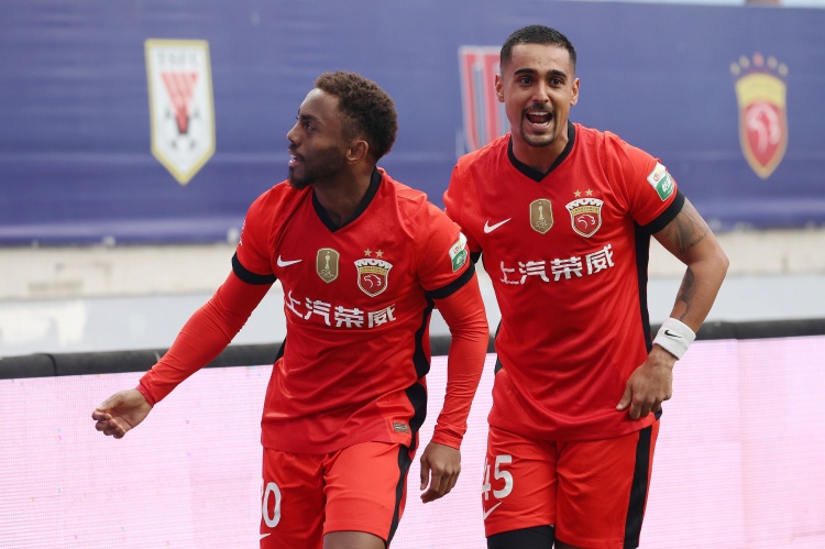 五届“中国金球奖”得主武磊为两届“中国金球奖”吴曦颁奖